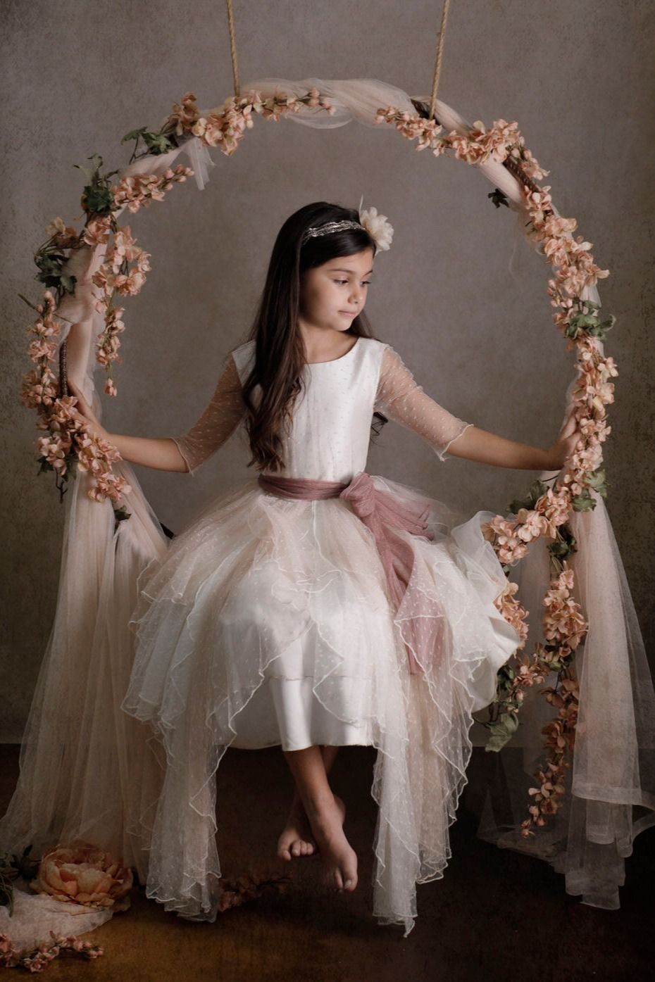 Fotógrafo embarazo, embarazadas, premama, maternidad ¿Qué es lo que hago en mi estudio fotográfico en Sant Adrià de Besòs? El estilo que he querido ofrecer en mi estudio de fotografía en Barcelona, ha sido siempre enfocado a la fotografía social, siendo las sesiones de fotos de embarazo las más solicitadas por mis clientes de Badalona, para ellos es muy importante el equilibrio entre un buen trabajo profesional y un precio justo. En los reportajes fotográficos para embarazadas, que hago en mi estudio de fotos situado muy cerca de Santa Coloma de Gramenet, cuido cada detalle, lo más importante es saber que llevar a la sesión de fotos de embarazo, como hacer las fotos de la madre, el padre o los hermanitos, que sean divertidas y originales, que ropa o vestidos se van ha utilizar en las sesiones premamá, las poses que mejor se adapta a cada embarazada, tipo de retrato, la toma, la luz o la personalidad del modelo, para así conseguir el mejor recuerdo de ese momento tan especial para vosotros y vuestra vida. Siempre hay que intentar adaptarse a lo que busca el cliente,por eso es importante que os paséis un día por mi estudio para definir el estilo y tipo de reportaje de embarazo que se va ha realizar. Os recomiendo que estéis pendiente de seguir mis redes sociales como Instagram y facebook, ya que suelo publicar ofertas especiales y descuentos de temporada, también podés consultar mis tarifas y precios en mi web Los complementos para después de la sesión de fotos de maternidad son muy importantes como el tipo de álbum de fotos, recordatorios, tipo de papel fotográfico, tamaño de las fotos, cajitas de maderas, la galería de imágenes para elegir las fotografías, etc. Sara Martínez Fotografía, fotógrafa en Barcelona, Badalona, Sant Adria de Besos, Santa Coloma de Gramenet, Sabadell, Cerdanyola y en alrededores #fotografoembarazo #fotografiaembarazo #sesionfotosembarazo #fotografoembarazadas #fotografiaembarazadas #sesionfotosembarazadas #fotograffiapremama #sesionfotosmaternidad #fotografobarcelona #fotografobadalona #fotografabarcelona #fotografabadalona Tipo de sesiones fotográficas: Reportaje fotográfico de embarazo en Barcelona | Foto de lactancia materna | Sesión de Fotos de Embarazo en Barcelona o Badalona | sesión de fotografía premamá | Sesiones de embarazadas en Barcelona | Sesiones de Embarazo | Sesiones de embarazo Barcelona Sesiones de fotos para embarazadas Barcelona | Sesiones de fotos de Embarazo | Las sesiones se realizan en Barcelona ciudad y Badalona