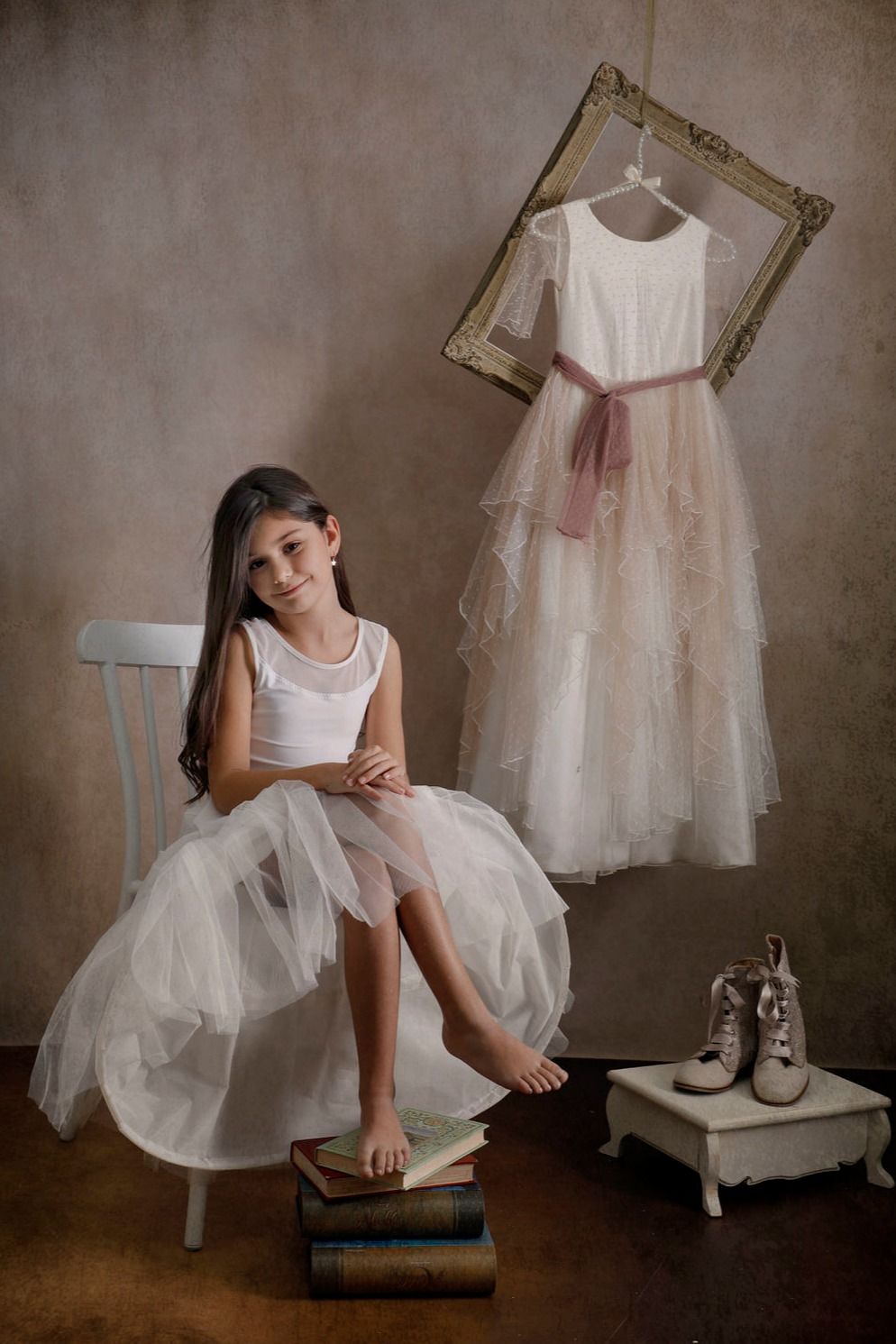 Fotógrafo embarazo, embarazadas, premama, maternidad ¿Qué es lo que hago en mi estudio fotográfico en Sant Adrià de Besòs? El estilo que he querido ofrecer en mi estudio de fotografía en Barcelona, ha sido siempre enfocado a la fotografía social, siendo las sesiones de fotos de embarazo las más solicitadas por mis clientes de Badalona, para ellos es muy importante el equilibrio entre un buen trabajo profesional y un precio justo. En los reportajes fotográficos para embarazadas, que hago en mi estudio de fotos situado muy cerca de Santa Coloma de Gramenet, cuido cada detalle, lo más importante es saber que llevar a la sesión de fotos de embarazo, como hacer las fotos de la madre, el padre o los hermanitos, que sean divertidas y originales, que ropa o vestidos se van ha utilizar en las sesiones premamá, las poses que mejor se adapta a cada embarazada, tipo de retrato, la toma, la luz o la personalidad del modelo, para así conseguir el mejor recuerdo de ese momento tan especial para vosotros y vuestra vida. Siempre hay que intentar adaptarse a lo que busca el cliente,por eso es importante que os paséis un día por mi estudio para definir el estilo y tipo de reportaje de embarazo que se va ha realizar. Os recomiendo que estéis pendiente de seguir mis redes sociales como Instagram y facebook, ya que suelo publicar ofertas especiales y descuentos de temporada, también podés consultar mis tarifas y precios en mi web Los complementos para después de la sesión de fotos de maternidad son muy importantes como el tipo de álbum de fotos, recordatorios, tipo de papel fotográfico, tamaño de las fotos, cajitas de maderas, la galería de imágenes para elegir las fotografías, etc. Sara Martínez Fotografía, fotógrafa en Barcelona, Badalona, Sant Adria de Besos, Santa Coloma de Gramenet, Sabadell, Cerdanyola y en alrededores #fotografoembarazo #fotografiaembarazo #sesionfotosembarazo #fotografoembarazadas #fotografiaembarazadas #sesionfotosembarazadas #fotograffiapremama #sesionfotosmaternidad #fotografobarcelona #fotografobadalona #fotografabarcelona #fotografabadalona Tipo de sesiones fotográficas: Reportaje fotográfico de embarazo en Barcelona | Foto de lactancia materna | Sesión de Fotos de Embarazo en Barcelona o Badalona | sesión de fotografía premamá | Sesiones de embarazadas en Barcelona | Sesiones de Embarazo | Sesiones de embarazo Barcelona Sesiones de fotos para embarazadas Barcelona | Sesiones de fotos de Embarazo | Las sesiones se realizan en Barcelona ciudad y Badalona