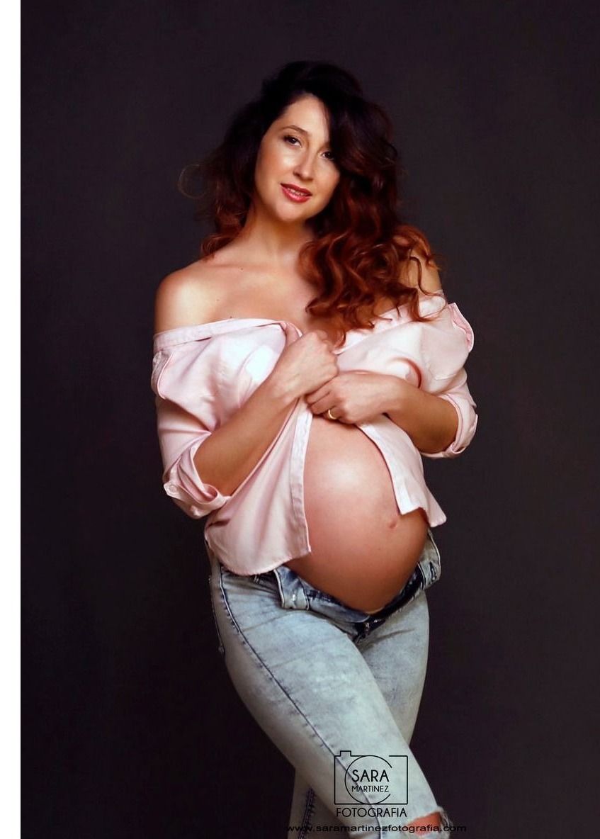 Fotógrafo embarazo, embarazadas, premama, maternidad ¿Qué es lo que hago en mi estudio fotográfico en Sant Adrià de Besòs? El estilo que he querido ofrecer en mi estudio de fotografía en Barcelona, ha sido siempre enfocado a la fotografía social, siendo las sesiones de fotos de embarazo las más solicitadas por mis clientes de Badalona, para ellos es muy importante el equilibrio entre un buen trabajo profesional y un precio justo. En los reportajes fotográficos para embarazadas, que hago en mi estudio de fotos situado muy cerca de Santa Coloma de Gramenet, cuido cada detalle, lo más importante es saber que llevar a la sesión de fotos de embarazo, como hacer las fotos de la madre, el padre o los hermanitos, que sean divertidas y originales, que ropa o vestidos se van ha utilizar en las sesiones premamá, las poses que mejor se adapta a cada embarazada, tipo de retrato, la toma, la luz o la personalidad del modelo, para así conseguir el mejor recuerdo de ese momento tan especial para vosotros y vuestra vida. Siempre hay que intentar adaptarse a lo que busca el cliente,por eso es importante que os paséis un día por mi estudio para definir el estilo y tipo de reportaje de embarazo que se va ha realizar. Os recomiendo que estéis pendiente de seguir mis redes sociales como Instagram y facebook, ya que suelo publicar ofertas especiales y descuentos de temporada, también podés consultar mis tarifas y precios en mi web Los complementos para después de la sesión de fotos de maternidad son muy importantes como el tipo de álbum de fotos, recordatorios, tipo de papel fotográfico, tamaño de las fotos, cajitas de maderas, la galería de imágenes para elegir las fotografías, etc. Sara Martínez Fotografía, fotógrafa en Barcelona, Badalona, Sant Adria de Besos, Santa Coloma de Gramenet, Sabadell, Cerdanyola y en alrededores #fotografoembarazo #fotografiaembarazo #sesionfotosembarazo #fotografoembarazadas #fotografiaembarazadas #sesionfotosembarazadas #fotograffiapremama #sesionfotosmaternidad #fotografobarcelona #fotografobadalona #fotografabarcelona #fotografabadalona Tipo de sesiones fotográficas: Reportaje fotográfico de embarazo en Barcelona | Foto de lactancia materna | Sesión de Fotos de Embarazo en Barcelona o Badalona | sesión de fotografía premamá | Sesiones de embarazadas en Barcelona | Sesiones de Embarazo | Sesiones de embarazo Barcelona Sesiones de fotos para embarazadas Barcelona | Sesiones de fotos de Embarazo | Las sesiones se realizan en Barcelona ciudad y Badalona