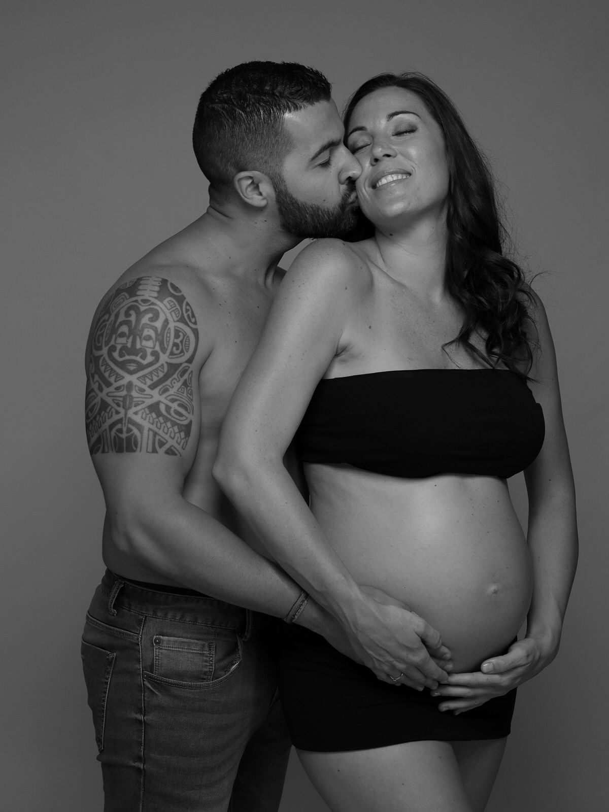Fotógrafo embarazo, embarazadas, premama, maternidad ¿Qué es lo que hago en mi estudio fotográfico en Sant Adrià de Besòs? El estilo que he querido ofrecer en mi estudio de fotografía en Barcelona, ha sido siempre enfocado a la fotografía social, siendo las sesiones de fotos de embarazo las más solicitadas por mis clientes de Badalona, para ellos es muy importante el equilibrio entre un buen trabajo profesional y un precio justo. En los reportajes fotográficos para embarazadas, que hago en mi estudio de fotos situado muy cerca de Santa Coloma de Gramenet, cuido cada detalle, lo más importante es saber que llevar a la sesión de fotos de embarazo, como hacer las fotos de la madre, el padre o los hermanitos, que sean divertidas y originales, que ropa o vestidos se van ha utilizar en las sesiones premamá, las poses que mejor se adapta a cada embarazada, tipo de retrato, la toma, la luz o la personalidad del modelo, para así conseguir el mejor recuerdo de ese momento tan especial para vosotros y vuestra vida. Siempre hay que intentar adaptarse a lo que busca el cliente,por eso es importante que os paséis un día por mi estudio para definir el estilo y tipo de reportaje de embarazo que se va ha realizar. Os recomiendo que estéis pendiente de seguir mis redes sociales como Instagram y facebook, ya que suelo publicar ofertas especiales y descuentos de temporada, también podés consultar mis tarifas y precios en mi web Los complementos para después de la sesión de fotos de maternidad son muy importantes como el tipo de álbum de fotos, recordatorios, tipo de papel fotográfico, tamaño de las fotos, cajitas de maderas, la galería de imágenes para elegir las fotografías, etc. Sara Martínez Fotografía, fotógrafa en Barcelona, Badalona, Sant Adria de Besos, Santa Coloma de Gramenet, Sabadell, Cerdanyola y en alrededores #fotografoembarazo #fotografiaembarazo #sesionfotosembarazo #fotografoembarazadas #fotografiaembarazadas #sesionfotosembarazadas #fotograffiapremama #sesionfotosmaternidad #fotografobarcelona #fotografobadalona #fotografabarcelona #fotografabadalona Tipo de sesiones fotográficas: Reportaje fotográfico de embarazo en Barcelona | Foto de lactancia materna | Sesión de Fotos de Embarazo en Barcelona o Badalona | sesión de fotografía premamá | Sesiones de embarazadas en Barcelona | Sesiones de Embarazo | Sesiones de embarazo Barcelona Sesiones de fotos para embarazadas Barcelona | Sesiones de fotos de Embarazo | Las sesiones se realizan en Barcelona ciudad y Badalona