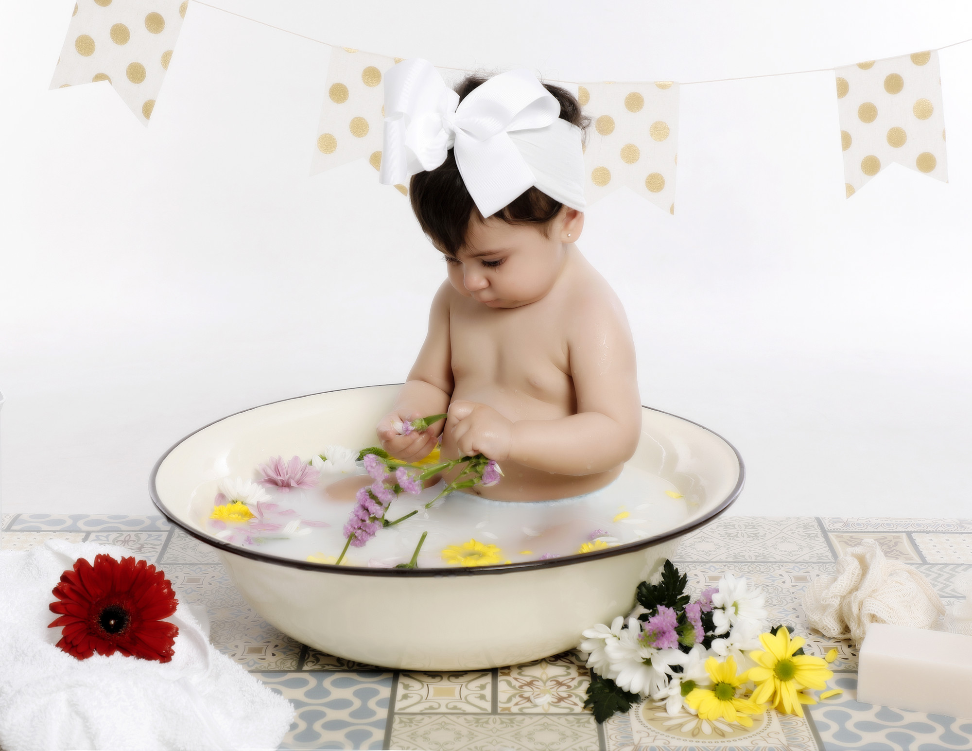 SARA MARTÍNEZ FOTOGRAFÍA - reportaje-fotos-cumpleanos-bano-leche-flores-barcelona.jpg