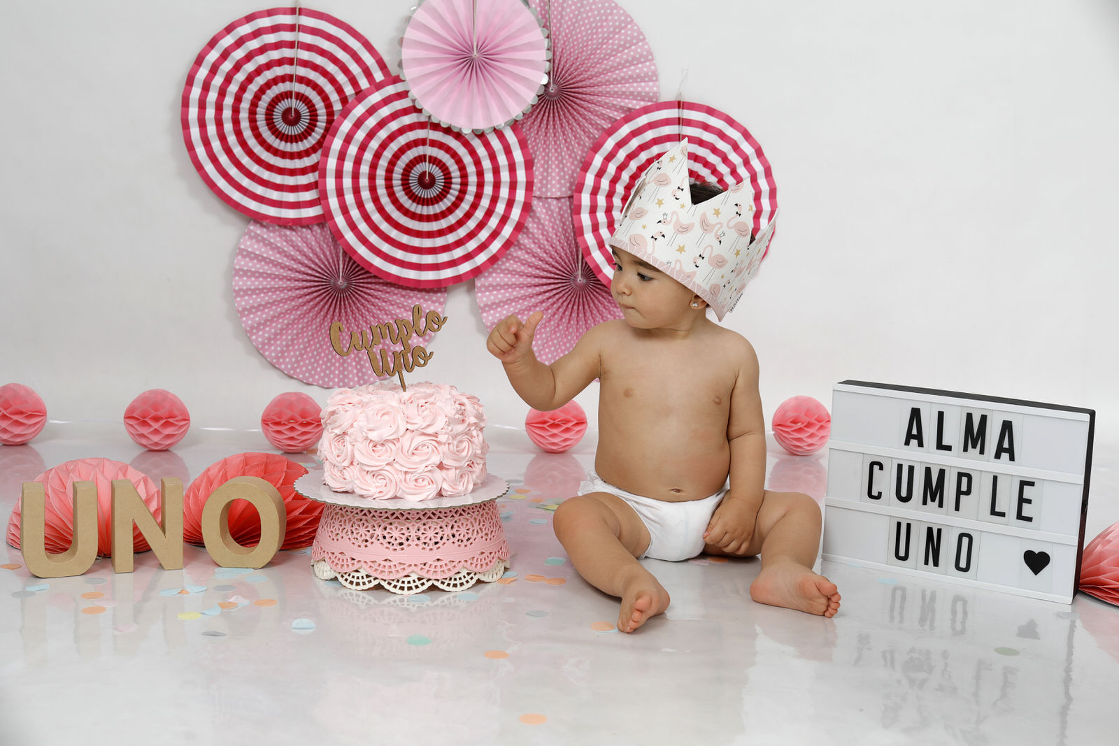 Sesión de fotos de fiesta del primer cumpleaños, smash cake ¿Qué es lo que hago en mi estudio fotográfico en Sant Adrià de Besòs? El estilo que he querido ofrecer en mi estudio de fotografía en Barcelona, ha sido siempre enfocado a la fotografía social, siendo las sesiones de fotos de cumpleaños las más solicitadas por mis clientes de Badalona, para ellos es muy importante el equilibrio entre un buen trabajo profesional y un precio justo. En los reportajes fotográficos smash cake, que hago en mi estudio de fotos situado muy cerca de Santa Coloma de Gramenet, cuido cada detalle, lo más importante es saber que llevar a la sesión de fotos de cumpleañosl, como hacer las fotos de la madre, el padre y el niño o niña, que sean divertidas y originales, que ropa o vestidos se van ha utilizar en las sesiones smash cake, las poses que mejor se adapta a cada niño o niña, tipo de retrato, la toma, el pastel, la luz o la personalidad del modelo, para así conseguir el mejor recuerdo de ese momento tan especial para vosotros y vuestra vida. Siempre hay que intentar adaptarse a lo que busca el cliente,por eso es importante que os paséis un día por mi estudio para definir el estilo y tipo de reportaje de fotos de cumpleaños que se va ha realizar. Os recomiendo que estéis pendiente de seguir mis redes sociales como Instagram y facebook, ya que suelo publicar ofertas especiales y descuentos de temporada, también podés consultar mis tarifas y precios en mi web Los complementos para después de la sesión de fotos smash cake son muy importantes como el tipo de álbum de fotos, recordatorios, tipo de papel fotográfico, tamaño de las fotos, cajitas de maderas, la galería de imágenes para elegir las fotografías, etc. Sara Martínez Fotografía, fotógrafa en Barcelona, Badalona, Sant Adria de Besos, Santa Coloma de Gramenet, Sabadell, Cerdanyola y en alrededores #fotografosmashcake #fotografiasmashcakel #sesionfotossmashcake #fotografocumpleaños #fotografiacumpleaños#sesionfotoscumpleaños #fotografoniños #fotografianiños #sesionfotosniños #fotografoniñas #fotografianiñas #sesionfotosniñas #fotografobarcelona #fotografobadalona #fotografabarcelona #fotografabadalona Tipos de sesiones fotográficas: Sesión fotos de cumpleaños en Badalona y cerca de Barcelona | Sesión de Smash Cake de tu bebé | Las sesiones se realizan en Barcelona ciudad y Badalona
