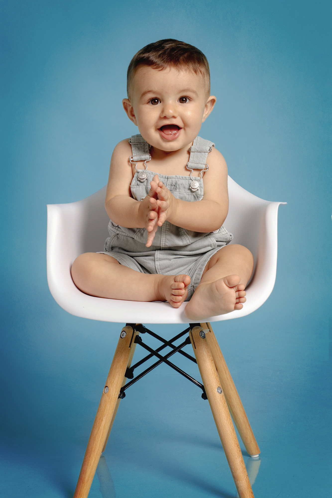 Fotógrafo infantil, niños, niñas
¿Qué es lo que hago en mi estudio fotográfico en Sant Adrià de Besòs?
El estilo que he querido ofrecer en mi estudio de fotografía en Barcelona, ha sido siempre enfocado a la fotografía social, siendo las sesiones de fotos de niños las más solicitadas por mis clientes de Badalona, para ellos es muy importante el equilibrio entre un buen trabajo profesional y un precio justo. En los reportajes fotográficos infantiles, que hago en mi estudio de fotos situado muy cerca de Santa Coloma de Gramenet, cuido cada detalle, lo más importante es saber que llevar a la sesión de fotos infantil, como hacer las fotos de la madre, el padre y el niño o niña, que sean divertidas y originales, que ropa o vestidos se van ha utilizar en las sesiones infantil, las poses que mejor se adapta a cada niño o niña, tipo de retrato, la toma, la luz o la personalidad del modelo, para así conseguir el mejor recuerdo de ese momento tan especial para vosotros y vuestra vida. Siempre hay que intentar adaptarse a lo que busca el cliente,por eso es importante que os paséis un día por mi estudio para definir el estilo y tipo de reportaje infantil que se va ha realizar.
Os recomiendo que estéis pendiente de seguir mis redes sociales como Instagram y facebook, ya que suelo publicar ofertas especiales y descuentos de temporada, también podés consultar mis tarifas y precios en mi web
Los complementos para después de la sesión de fotos infantil son muy importantes como el tipo de álbum de fotos, recordatorios, tipo de papel fotográfico, tamaño de las fotos, cajitas de maderas, la galería de imágenes para elegir las fotografías, etc.
Sara Martínez Fotografía, fotógrafa en Barcelona, Badalona, Sant Adria de Besos, Santa Coloma de Gramenet, Sabadell, Cerdanyola y en alrededores
#fotografoinfantil #fotografiainfantil #sesionfotosinfantil #fotografoniños #fotografianiños #sesionfotosniños #fotografoniñas #fotografianiñas #sesionfotosniñas #fotografobarcelona #fotografobadalona #fotografabarcelona #fotografabadalona
Tipos de sesiones fotográficas:
Fotografia de niños en Barcelona | Fotografía infantil Barcelona | Fotografía infantil en Badalona | Fotografía infantil | Fotógrafo de Niños en Barcelona y Badalona | Fotógrafo infantil Barcelona | Fotos de infantil Barcelona | Fotos Infantiles | Sesiones de fotos de bebes y infantil | sesiones de fotos infantiles | Las sesiones se realizan en Barcelona ciudad y Badalona