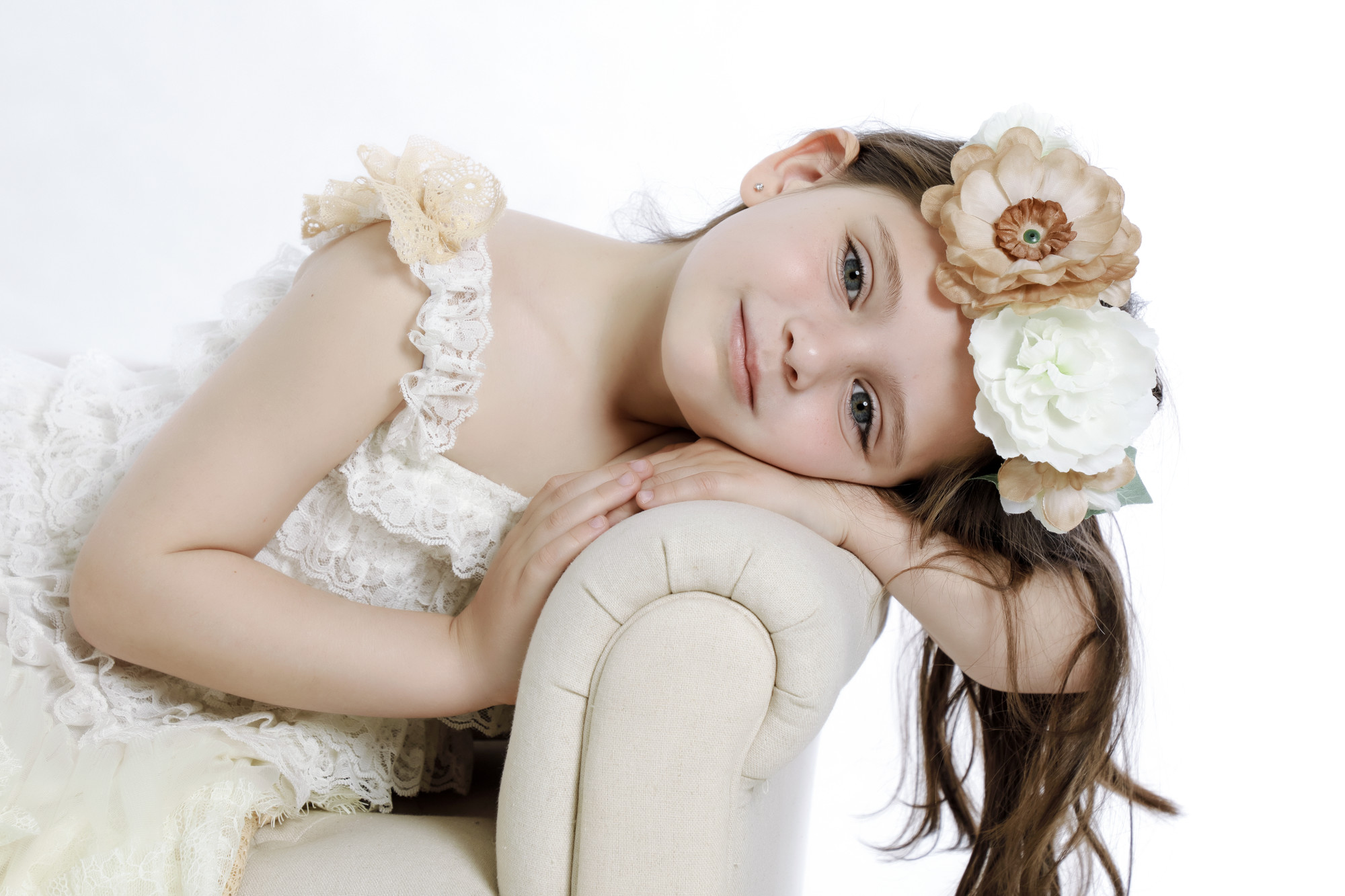 Fotógrafo infantil, niños, niñas
¿Qué es lo que hago en mi estudio fotográfico en Sant Adrià de Besòs?
El estilo que he querido ofrecer en mi estudio de fotografía en Barcelona, ha sido siempre enfocado a la fotografía social, siendo las sesiones de fotos de niños las más solicitadas por mis clientes de Badalona, para ellos es muy importante el equilibrio entre un buen trabajo profesional y un precio justo. En los reportajes fotográficos infantiles, que hago en mi estudio de fotos situado muy cerca de Santa Coloma de Gramenet, cuido cada detalle, lo más importante es saber que llevar a la sesión de fotos infantil, como hacer las fotos de la madre, el padre y el niño o niña, que sean divertidas y originales, que ropa o vestidos se van ha utilizar en las sesiones infantil, las poses que mejor se adapta a cada niño o niña, tipo de retrato, la toma, la luz o la personalidad del modelo, para así conseguir el mejor recuerdo de ese momento tan especial para vosotros y vuestra vida. Siempre hay que intentar adaptarse a lo que busca el cliente,por eso es importante que os paséis un día por mi estudio para definir el estilo y tipo de reportaje infantil que se va ha realizar.
Os recomiendo que estéis pendiente de seguir mis redes sociales como Instagram y facebook, ya que suelo publicar ofertas especiales y descuentos de temporada, también podés consultar mis tarifas y precios en mi web
Los complementos para después de la sesión de fotos infantil son muy importantes como el tipo de álbum de fotos, recordatorios, tipo de papel fotográfico, tamaño de las fotos, cajitas de maderas, la galería de imágenes para elegir las fotografías, etc.
Sara Martínez Fotografía, fotógrafa en Barcelona, Badalona, Sant Adria de Besos, Santa Coloma de Gramenet, Sabadell, Cerdanyola y en alrededores
#fotografoinfantil #fotografiainfantil #sesionfotosinfantil #fotografoniños #fotografianiños #sesionfotosniños #fotografoniñas #fotografianiñas #sesionfotosniñas #fotografobarcelona #fotografobadalona #fotografabarcelona #fotografabadalona
Tipos de sesiones fotográficas:
Fotografia de niños en Barcelona | Fotografía infantil Barcelona | Fotografía infantil en Badalona | Fotografía infantil | Fotógrafo de Niños en Barcelona y Badalona | Fotógrafo infantil Barcelona | Fotos de infantil Barcelona | Fotos Infantiles | Sesiones de fotos de bebes y infantil | sesiones de fotos infantiles | Las sesiones se realizan en Barcelona ciudad y Badalona