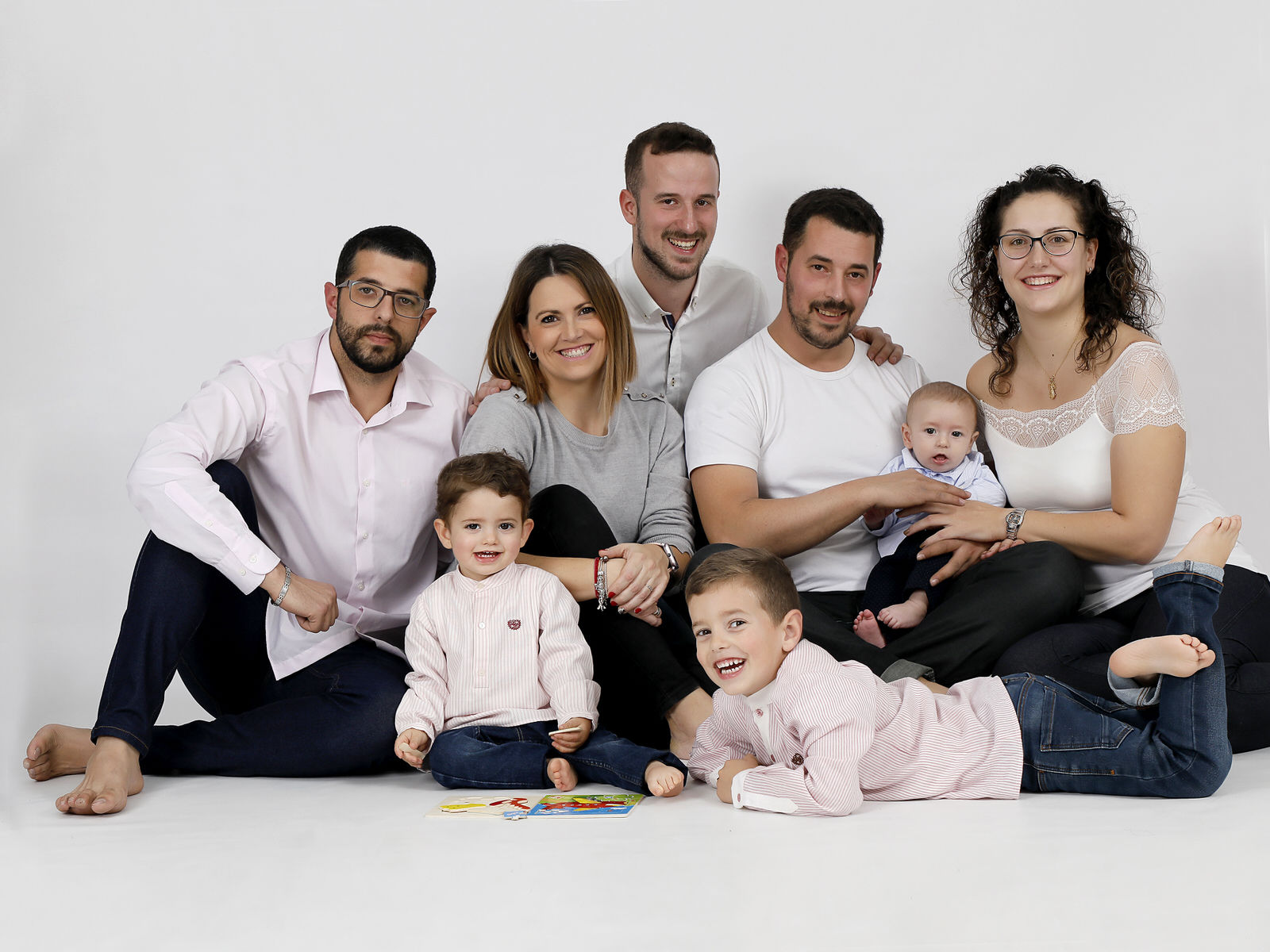 Fotógrafo de familia
¿Qué es lo que hago en mi estudio fotográfico en Sant Adrià de Besòs?
El estilo que he querido ofrecer en mi estudio de fotografía en Barcelona, ha sido siempre enfocado a la fotografía social, siendo las sesiones de fotos de familia o familiar las más solicitadas por mis clientes de Badalona, para ellos es muy importante el equilibrio entre un buen trabajo profesional y un precio justo. En los reportajes fotográficos, que hago en mi estudio de fotos situado muy cerca de Santa Coloma de Gramenet, cuido cada detalle, lo más importante es saber que llevar a la sesión de fotos de familia, como hacer las fotos de la madre, el padre o los hijos, que sean divertidas y originales, que ropa o vestidos se van ha utilizar en las sesiones, las poses que mejor se adapta a cada retrato, la toma, la luz o la personalidad del modelo, para así conseguir el mejor recuerdo de ese momento tan especial para vosotros y vuestra vida. Siempre hay que intentar adaptarse a lo que busca el cliente,por eso es importante que os paséis un día por mi estudio para definir el estilo y tipo de reportaje de familia que se va ha realizar.
Os recomiendo que estéis pendiente de seguir mis redes sociales como Instagram y facebook, ya que suelo publicar ofertas especiales y descuentos de temporada, también podés consultar mis tarifas y precios en mi web
Los complementos para después de la sesión de fotos de familia también son muy importantes como el tipo de álbum de fotos, recordatorios, tipo de papel fotográfico, tamaño de las fotos, cajitas de maderas, la galería de imágenes para elegir las fotografías, etc.
Sara Martínez Fotografía, fotógrafa en Barcelona, Badalona, Sant Adria de Besos, Santa Coloma de Gramenet, Sabadell, Cerdanyola y en alrededores
#fotografofamiliar #fotografiafamiliar #sesionfotosfamilia #reportajefotosfamilia #fotografobarcelona #fotografobadalona #fotografabarcelona #fotografabadalona
Tipos de sesiones fotográficas:
fotógrafo familia | fotos de familia | fotografía familiar | Fotografía de Familia en Barcelona y Badalona | Reportajes Fotográficos Familiares | Sesión de Fotos Familiar en Badalona o Barcelona | Las sesiones se realizan en Barcelona ciudad y Badalona